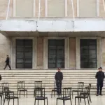 (VIDEO) Rama i dalje traži dijalog: Demonstranti mu polomili stolice, jutros im postavio kamene