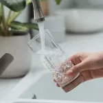 Koliko vode dnevno je zaista potrebno? Nefrolog razbija popularni mit