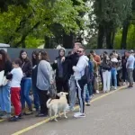 (FOTO) Redovi za glasanje ispred Ambasade Srbije u Podgorici