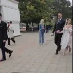(VIDEO) Mlada u vjenčanici na glasanje: Birači ih pustili preko reda i ispratili aplauzom
