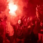 Beograd: Građani se okupili ispred zgrade TV Pink, korodon policije obezbjeđuje ulaz