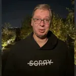(VIDEO) Iz kabineta gradonačelnika Kragujevca građani jutros iznijeli Vučićevu fotografiju