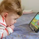 Studija pokazala da 15 minuta crtanog filma na tabletu pred spavanje ne remeti san male djece