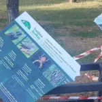 (FOTO) Nikšić: Polomljena nova EKO info-tabla sa QR kodovima