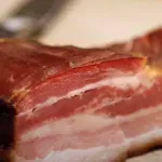 Osam razloga zbog kojih je domaća slanina kraljica trpeze
