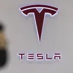 Tesla pod istragom zbog autonomnih vozila, a priprema prodaju automobila bez volana i nožnih komandi