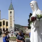 „Đavo u suknji“: Zapaljen oltar u Međugorju, oskrnavljeni kipovi Gospe