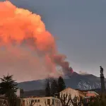 Eruptirao vulkan Etna na Siciliji, pepeo i dim se dižu visoko u nebo