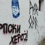 Na vratima stana odbornika ZLF u Bačkoj Topoli ispisano ‘Ratko Mladić heroj’