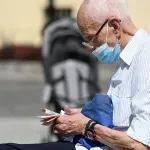 Borba za glasove penzionera: Pored jednokratne pomoći najavljeno i prevremeno povećanje penzija