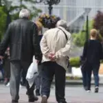 „Oni nas gledaju kao budžetski trošak“: Vučić obećava penzije od 750 evra, a teško će ispuniti i prethodno obećanje