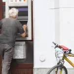 Demostat: Skoro sedam odsto građana nema nikakav kontakt sa bankom