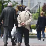 Vučić obećava penzionerima „pune džepove“: „Siguran indikator da će brzo izbori“