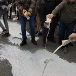 Stočari simbolično prosuli samo jedan litar mleka ispred Gradske uprave u Kraljevu, ostatak podelili građanima