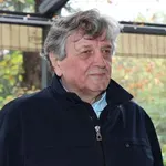 Radoš Bajić ispred Skupštine pita za izbore, mreže se usijale: „Na čijoj je strani?“