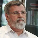ANEM: Veran Matić napadnut sinoć ispred Skupštine Srbije dok je snimao okupljanje građana