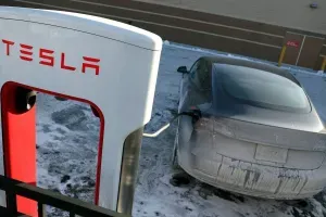 „Ovo je ludo, ovo je katastrofa“: Hladno vreme napravilo haos za vlasnike automobila marke Tesla u Čikagu