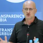 Šta je, prema mišljenju Nemanje Nenadića, „nezgrapno“ u izjavi Marte Kos, koja je pozdravila usvajanje izbornih zakona u Srbiji?