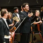 Barokni sjaj, raskoš i stroga mera: Koncert Minhenske filharmonije sa dirigentom Lahavom Šanijem i solistom trubačem Gvidom Segersom