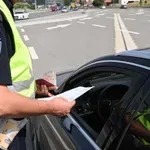 Vozač u Mladenovcu bez pojasa i dokumenata, u neregistrovanom autu prevozio dvoje dece