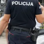 Vijesti: Policija pretresa osam stanova u Budvi povezanih sa navodnim koordinatorom birača SNS-a