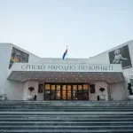 „Kada iz pozorišta izbacujete ljude, izbacujete ideju otvorenog društva“: Glumci i glumice SNP pružili podršku studentu Vukašinu Đinoviću (VIDEO)