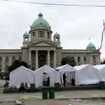 Sutra u 19 časova protest novinara kod Skupštine, podrška ekipi N1 napadnutoj kod ćacilenda