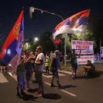 Veliki broj građana i večeras se okupio na Konjarniku pružajući podršku studentima: Pristalice SNS se međusobno potukle