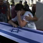 Otac izraelskog vojnika čije je telo vraćeno pozvao na vraćanje tela svih talaca