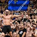 Navijači Bosne i Hercegovine vređali Vučića i razvili transparent: “Jučer kišobran, danas stativ…“