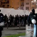 Pristalice vlasti okupljaju se u Ćacilendu pred šetnju studenata do Predsedništva