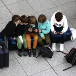 Od „režima za maloletnike“ do roditeljske saglasnosti: Kako su zemlje širom sveta regulisale korišćenje društvenih mreža za decu