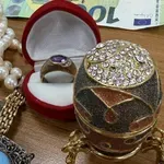 Carina sprečila šverc: U koferu za šminku pronađeno 106.000 evra i 1,7 kilograma nakita