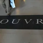 Kradljivci u Luvru su mogli biti uhvaćeni da su čuvari pogledali kamere 30 sekundi ranije