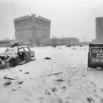 Strašne godine razaranja, ljudskog zla, ali i otpora i dostojanstva: Izložba “Sarajevo 1992-1996 / Najduža opsada“ u Muzeju devedesetih