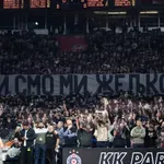 (VIDEO) Gužva iza klupe, navijač „krenuo“ ka igračima Partizana
