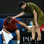 Suze i brzi prolaz: Janik Siner tešio protivnika koji je morao da preda meč (VIDEO)