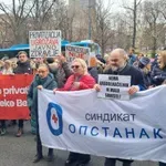 „Ministar da bude spasilac, a ne pogrebnik državnog zdravstva“: Zaposleni Apoteke Beograd protestovali protiv privatizacije