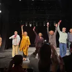 Studentski indeksi na kraju 100. izvođenja predstave Vrat od stakla