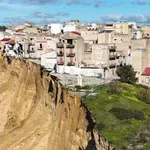 Klizište ‘pocepalo’ gradić na Siciliji – u fotografijama