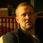 Netfliks serija o detektivu Hariju Huleu stiže u martu, pogledajte trejler