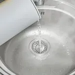 Sudopera vam se često zapušava? Evo zašto ključala voda nije dobro rešenje