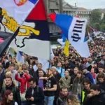 Blokada ispred stanice 29. novembar, okupljeni prave buku, nose transparente i zastavu Arhitektonskog: Studenti stali u odbranu kolege