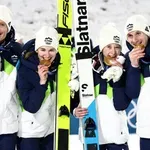 Reprezentacija Slovenije sa bratom i sestrom Prevc u timu stigla do zlatne medalje