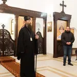Vladika Ilarion i monasi Visokih Dečana posetili porodicu Rašković u selu Dren