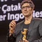 Ko je Ilker Čatak, dobitnik Zlatnog medveda za film o vremenu u kojem se umetnost brani?