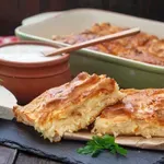 Gibanica gužvara kakvu pamtimo – mekana i sočna iznutra, hrskava i zlatna spolja