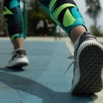 6 grešaka tokom hodanja koje vam uništavaju kolena – i kako ih izbeći