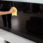 Zaboravite na sredstvo za čišćenje stakla: Evo kako pravilno i bezbedno očistiti TV ekran