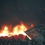 Plamen na južnoj tribini prekinuo derbi na kratko